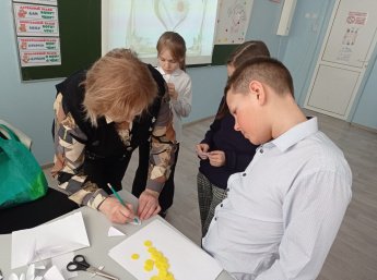 Мастер–класс по изготовлению ромашки из цветной бумаги